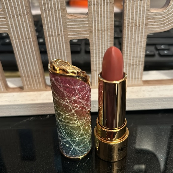 Woman Matte Lipstick - Picture 4 of 5